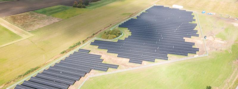 Drönarfoto på Kraftringens solcellspark i Forsby, söder om Klippan i Skåne. Foto: Petter Duvander / Kraftringen