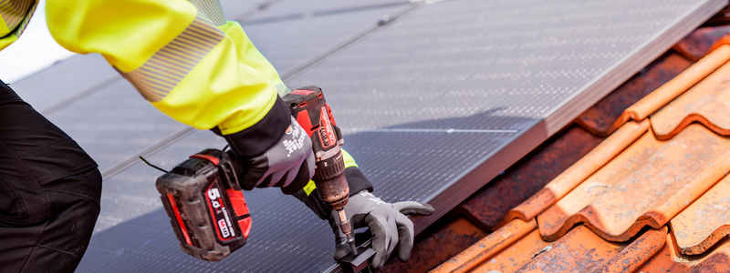 Elpriserna har drivit upp intresset för solceller till rekordnivå. E.ON fördubblade antalet installationer i fjol, jämfört med 2021. Haussen innebär längre väntan på anslutning till elnätet. Foto: Christian Andersson, Apelöga