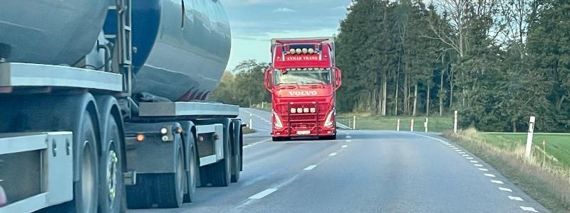 En lastbil ska förses med solpaneler som ska bidra till att täcka delar av fordonets energibehov. Foto: Stina Wickenberg