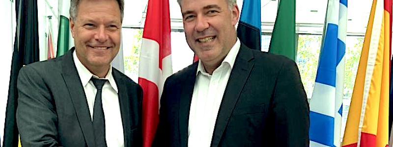 Danska Energinet och tyska 50Hertz är nöjda med senaste undertecknande av ett mellanstatligt avtal om Energiø Bornholm. Den danska klimat-, energi- och försörjningsministern Lars Aagaard och Tysklands ekonomi- och klimatminister Robert Habeck undertecknade avtalet nyligen under de europeiska energiministrarnas möte i Luxemburg. Foto: ENERGINET