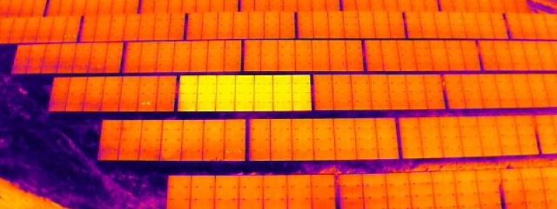 Drönare med värmekamera identifierar defekta paneler och effektiviserar underhållet av solkraftverk och gör arbetet säkrare. Foto: Enersense.
