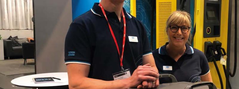 Fredrik Ålund, sälj-och marknadschef vid Atlas Copco Power Technique, och pressansvariga Brita Bläsung presenterade några av Atlas Copcos energilagringsenheter av modellen ZenergiZe på Elfackmässan i Göteborg. Här med den nya kompakta energilagringsenheten på 2 kwh och i bakgrunden den nya snabbladdaren Z Charger.