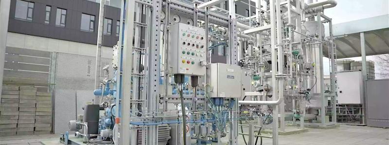 European Energy arbetar med en teknologi som kan omvandla elektricitet från sol- och vindkraft till andra former av energi. Det kallas för Power-to-X (PtX). PtX erbjuder en möjlighet att producera gröna drivmedel, till exempel e-metanol, som kan användas till att ersätta traditionella bränslen som bensin till bilar, lastbilar och flyg. Foto: European Energy
