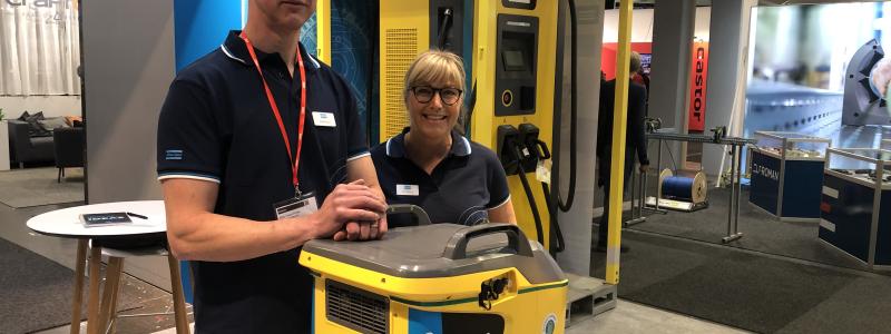Fredrik Ålund, sälj-och marknadschef vid Atlas Copco Power Technique, och pressansvariga Brita Bläsung presenterade några av Atlas Copcos energilagringsenheter av modellen ZenergiZe på Elfackmässan i Göteborg. Här med den nya kompakta energilagringsenheten på 2 kwh och i bakgrunden den nya snabbladdaren Z Charger. Foto: Atlas Copcos