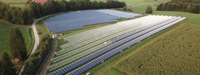 Bilden visar bygget av en ny solenergipark i Tyskland.  Foto: Creative Commons Lic. Kredit: Fabersam