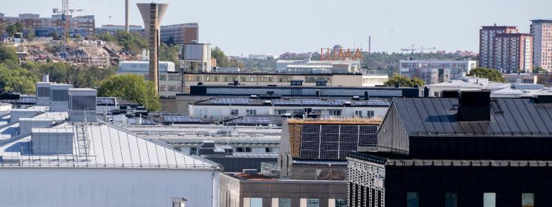 En ny förordning öppnar för interna nät på flerbostadshus, vilket är något som Solelkommissionen verkat för i flera år. Nu går det bygga solelanläggningar på de byggnader som har bäst förutsättningar för solel och föra elen på ett internt nät till de andra byggnaderna. 
Foto: Solelkommissionen