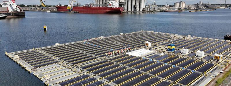 Bildtext: Flytande solpaneler installeras i det havsbaserade vindkraftverket Hollandse Kust Noord. Foto: © Oceans of Energy