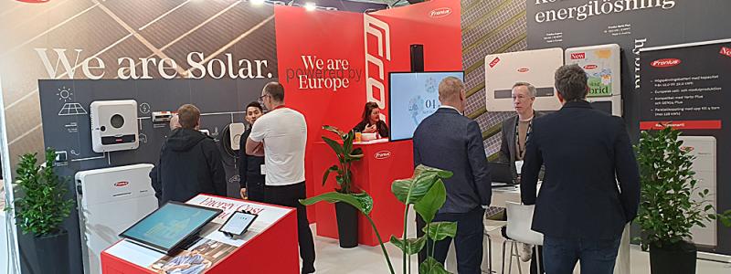 Fronius visar små och medelstora omriktare och batterier.