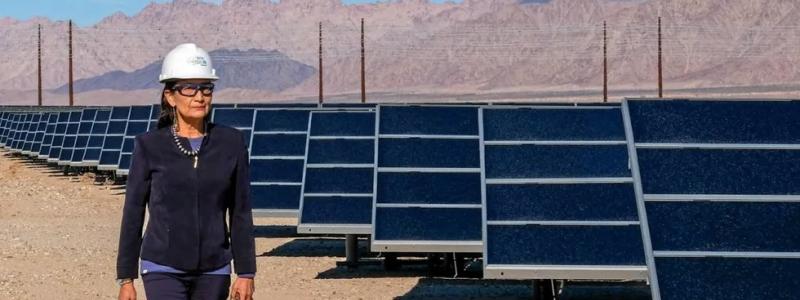 USA:s inrikesminister Deb Haaland vid ett solenergiprojekt på federal mark i Nevada. Foto: USA:s inrikesdepartement