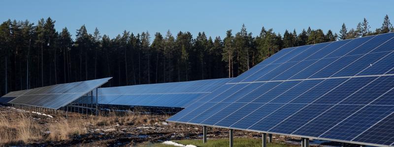 Solparken Henja i Gislaved är bland Sveriges största solkraftverk monterat på marken. Foto: Sunna Group.
