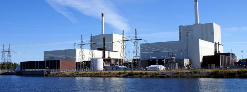 Ungefär 4 000 solpaneler kommer från och med mitten av 2025 att producera el i solparken i Dorfen. Området ligger söder om A94 (i bakgrunden), ungefär i höjd med Kloster Moosen på andra sidan motorvägen. © Stadtwerke Dorfen ( Dorfens energibolag)
