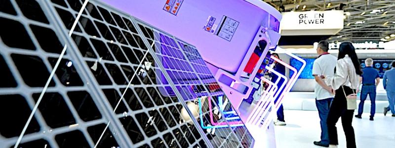 Bilden visar nya paneler på årets Intersolar Europe 2025 – Solenergins viktigaste mötesplats och världens ledande solenergimässa, Intersolar Europe, som arrangeras i München den 7–9 maj 2025. Under temat Connecting Solar Business samlar evenemanget globala aktörer för att visa upp nya produkter, affärsmodeller och tekniska trender. Till utställarna hör tillverkare, leverantörer, distributörer, installatörer, tjänsteleverantörer, projektutvecklare, konsulter och start-ups. Mässan är en del av The smarter E Europe – Europas största mässallians för energibranschen. Foto: Intersolar Europe 2025