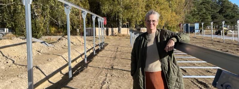 Jeanette Svensson, VD på Bommersvik, under byggnationen av solcellsanläggningen. Foto: EnergiEngagemang