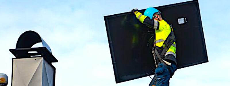 Installation av solpaneler i Urjala i Finland. Foto: Kotisi Energia