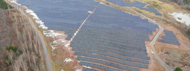Solparken som Solkompaniet har uppfört på uppdrag av Solgrid och Encavis ligger utanför Västervik. Foto: Solgrid