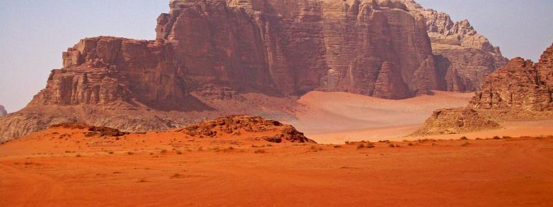 En av världens torraste platser. Ett berg nära ingången till Wadi Rum i Jordanien. Foto: Wikipedia Common, kredit: Daniel Case