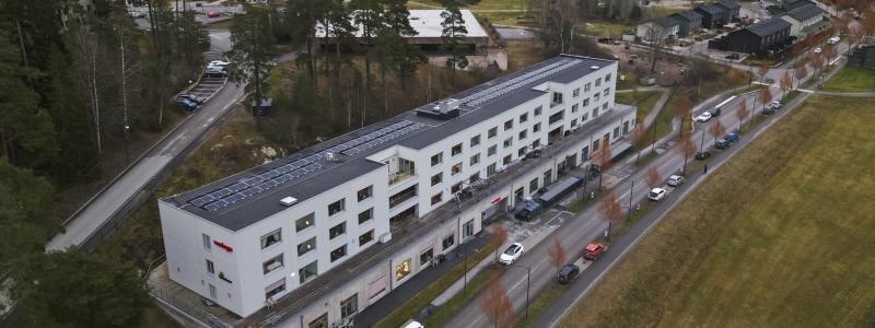 Heba Fastighets AB fortsätter installationen av solpaneler på fastigheter i samarbete med OKQ8 som leverantör. Pressbild: OKQ8 Scandinavia