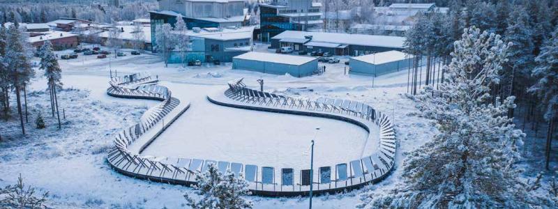 Solelparken Solvåg på universitetsområdet i Piteå används för att bedriva forskning inom Arctic Solar-projektet, samtidigt som den ska visa att en solelanläggning kan vara vacker. Foto: Piteå Science Park/Anders Westergren