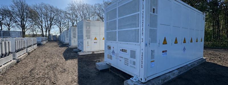 Projektet är Nordic Solars första hybridanläggning där batterilagring integreras direkt med en solpark. Batteriet ska kunna lagra överskottsel under perioder med hög produktion och sedan leverera el tillbaka till nätet när efterfrågan ökar eller produktionen sjunker. Foto: Nordic Solar