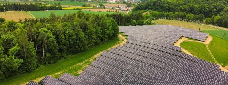 Ørsted-solparken Rottenegg ligger i ett mycket produktivt sluttläge som samtidigt är skyddat från insyn, nära Geisenfelds kommundel Rottenegg i Landkreis Pfaffenhofen an der Ilm. Foto: Ørsted