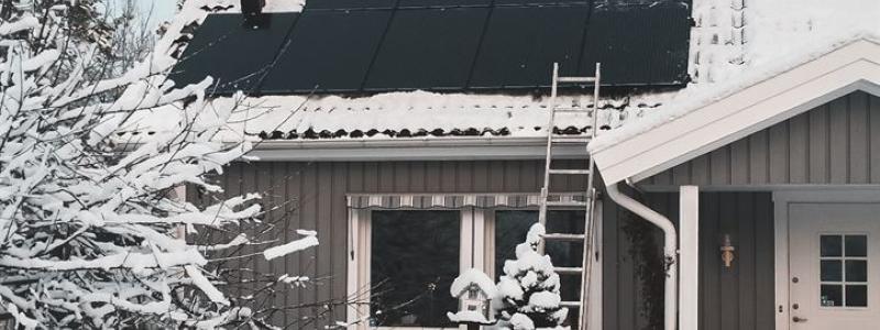 Hus med solceller i vinterlandskap. Pressbild: Otovo