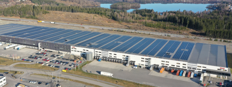 Bilden visar projektet "Solskenet" i Borås som är en takanläggning om fem megawatt i installerad effekt. Vid projektstart var det här Nordens största solelanläggning på tak. Takytan är cirka 35 000 kvadratmeter med 15 000 solcellsmoduler av märket IBC Monosol 340. Photo cred: IBC Solar