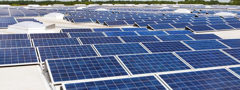 Solpaneler på tak i Hannover: Foto: Wikipedia Common, Kredit: AleSpa