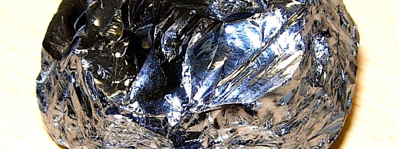 Polysilicium är en högren form av kisel som används i solceller och halvledare. Foto: Wikipedia Commons. Kredit: Enricoros