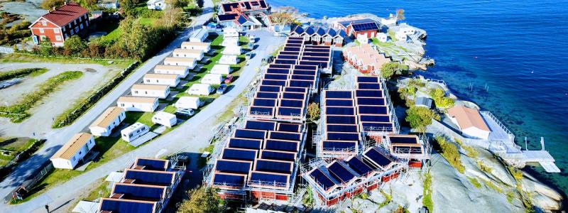 86 stugor på Ramsvik Stugby & Camping gör nu anläggningen självförsörjande på el efter installationen av ett SolarEdge DC-optimerat solcellssystem. Foto: SolarEdge