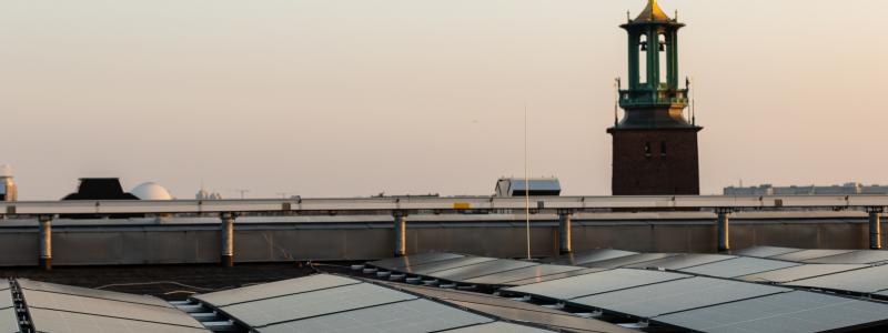 Anläggningen omfattar 875 m² solpaneler med en installerad effekt på 195 kWp. Pressbild: Rickard Croy