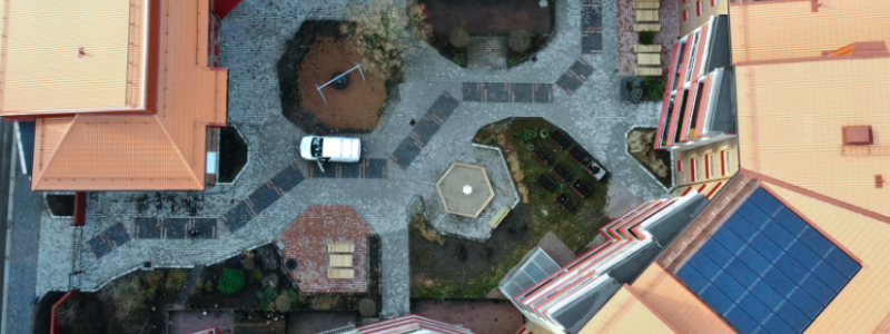 Vid Nedre Holländaregatan 24–28 på söder i Helsingborg, finns en av Helsingborgshems solcellsanläggningar. Foto: Helsingborgshem