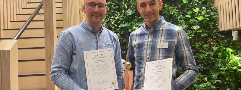 Lantbrukare Per Hult från Forsby ängar och Adam Jomaa, projektledare på Kraftringen, tog emot pris för Årets markanläggning för solparken i Forsby. Foto: Ulrika Gustafsson, Svensk Solenergi.
