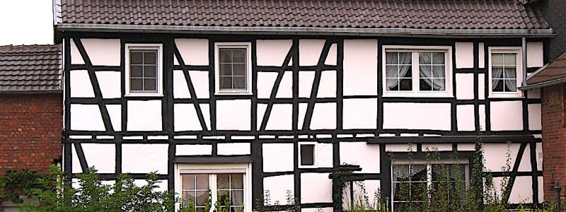 Ett litet takmonterat solcellssystem i ett gammalt korsvirkes trähus i Buschhoven nära Bonn, Tyskland. Foto: kredit: Túrelio (via Wikimedia-Commons),