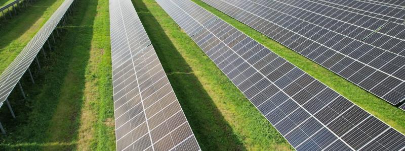 Markarrendeavtal för solparker är sällan enkla att förhandla fram, eftersom områdena ofta involverar flera markägare, och även de som indirekt påverkas av projekten. Många markägare väljer att anlita experter för att hantera dessa förhandlingar, vilket är klokt med tanke på de komplexa rättsliga och ekonomiska aspekterna. Foto: Solarigo Systems Oy