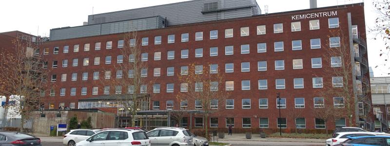 Forskare på Kemicentrum vid Lunds universitet, som studerar en lovande metod för att omvandla solenergi direkt till bränsle, har nu visat att det går att få omvandlingsprocessen att fungera med miljövänliga färgämnen baserade på vanligt förekommande metaller som järn. Foto: Alarik Haglund