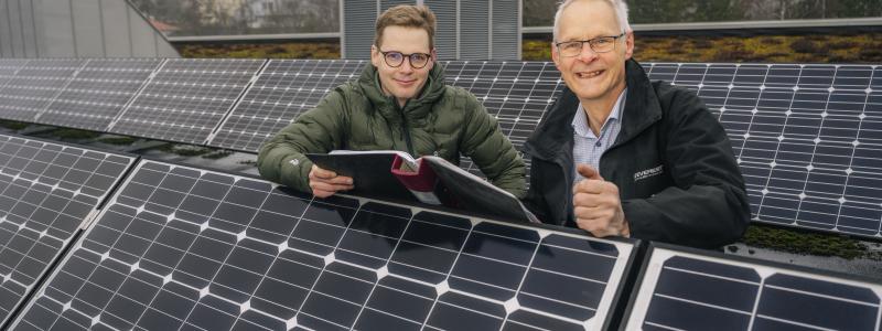 Karl Samuelsson, chef specialister och ansvarig för Huddinge Samhällsfastigheters solcellsprojekt tillsammans med Lars-Göran Sander, styrelseordförande, Huddinge Samhällsfastigheter.