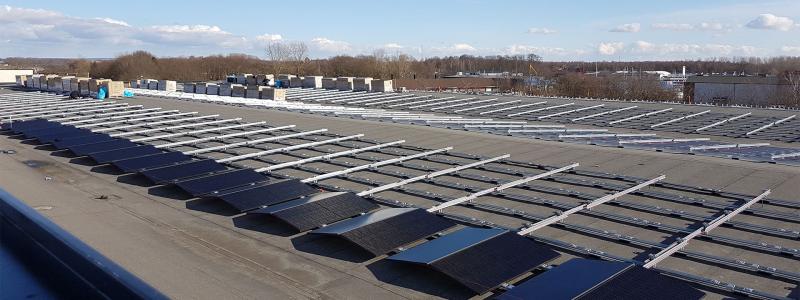 Solceller installerade på Boxons huvudlager. Foto: Boxon