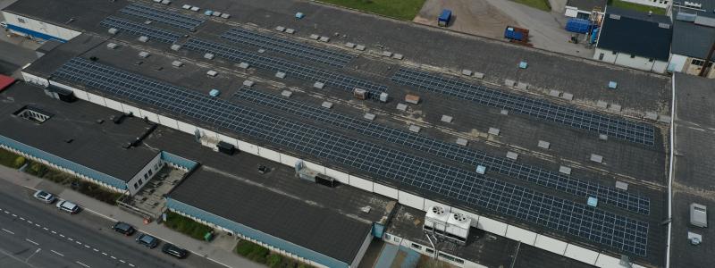 De delar av BLS industries tak som täcks av den nya solcellsanläggningen. foto Johan Hörlin , EON