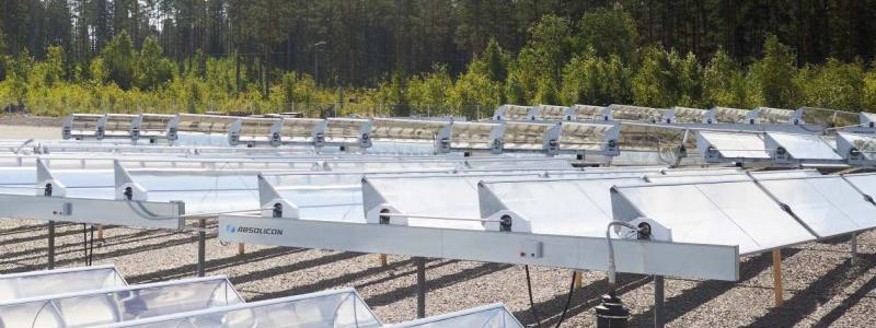 Även intresset för solvärme ökar i Sverige. Till exempel bygger företaget Absolicon solvärmeparken Högslätten 2023 Solar Thermal Park, som med hjälp av koncentrerande solfångare kan producera värme med en temperatur på upp till 120 grader Celsius och mata in den direkt i fjärrvärmenätet i Härnösand. Foto: Absolicon
