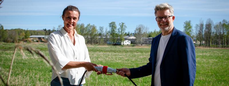 Frida Johansson, VD för Nordic Solar och Johan Modin, VD för Hammarö Energi bygger Hammarös första solpark tillsammans. Pressbild: Anna-Karin Jeppsson