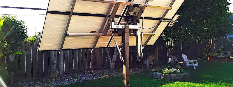 Solar - tracker i trädgården. Eltels betydligt större solkraftverk blir det första i Finland av denna storlek som använder så kallade tracker-ställningar. Dessa följer solens rörelser och optimerar energiproduktionen, samtidigt som de gör det möjligt att anpassa sig till dygnsvariationer i elpriserna. Foto: Wikipedia Common Lic. Adsala