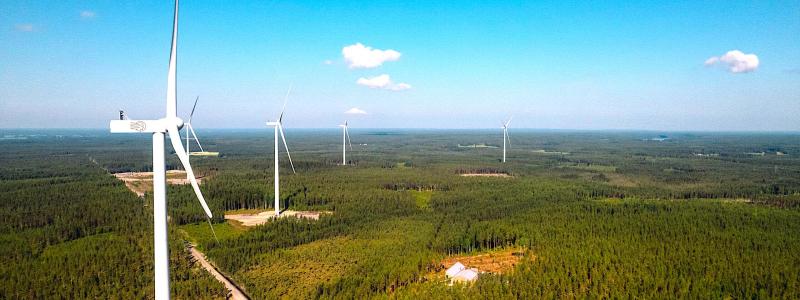 Alla de 36 turbinerna i Ilmatars första hybridpark i Alajärvi har nu tagits i drift för kommersiell produktion. Vindkraftverken är en del av ett banbrytande hybridkomplex på 370 megawatt, där det nu planeras en storskalig solcellsanläggning samt batterilagring. Foto: Ilmatar Energy