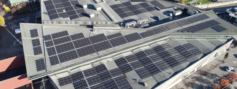 Taket med DC-optimerade växelriktare från SolarEdge förväntas producera 450 000 kWh förnybar energi per år, vilket reducerar både köpcentrumets energikostnader och dess miljöpåverkan.