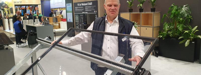 Fredrik Egnell visar ett markstativ för solpaneler.