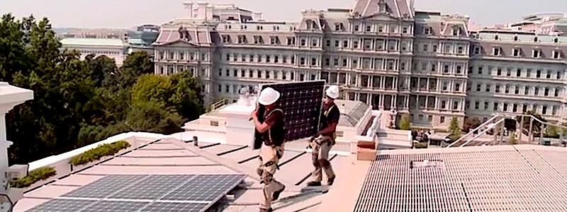 Fotovoltaiska solpaneler installeras på Vita husets tak. Foto:: Vita huset – Vita husets Youtube-kanal https://www.youtube.com/watch?v=ORni8uiuslI