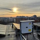 Solceller på tak i stadsmiljö producerar förnybar el redan från dagens första solstrålar. Bild av: Nordic Solar