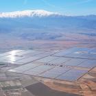 Andasols solkraftverk på 150 MW är ett kommersiellt solvärmekraftverk av typen paraboliska tråg, beläget i Spanien. Anläggningen använder tankar med smält salt för att lagra solenergi, vilket gör att el kan fortsätta produceras även när solen inte skiner. Foto: Wikipedia Commons Lic. Kredit: Kallerna