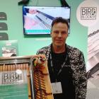 Anders Sjöstrand visar produkten