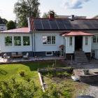 Familjen Sjöstedts villa har utrustats med 28 solpaneler och 3 batterier för smart batterilagring hemma. Genom att kombinera solceller för villa med modern energilagring kan familjen producera sin egen el, använda överskottet när solen inte skiner och sänka sina elkostnader. En investering i solceller och batterilagring som ger långsiktig trygghet och självförsörjning.  Av: Anna-Karin Jeppsson
Upphovsrätt: Nordic Solar