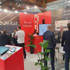 Fronius visar små och medelstora omriktare och batterier.